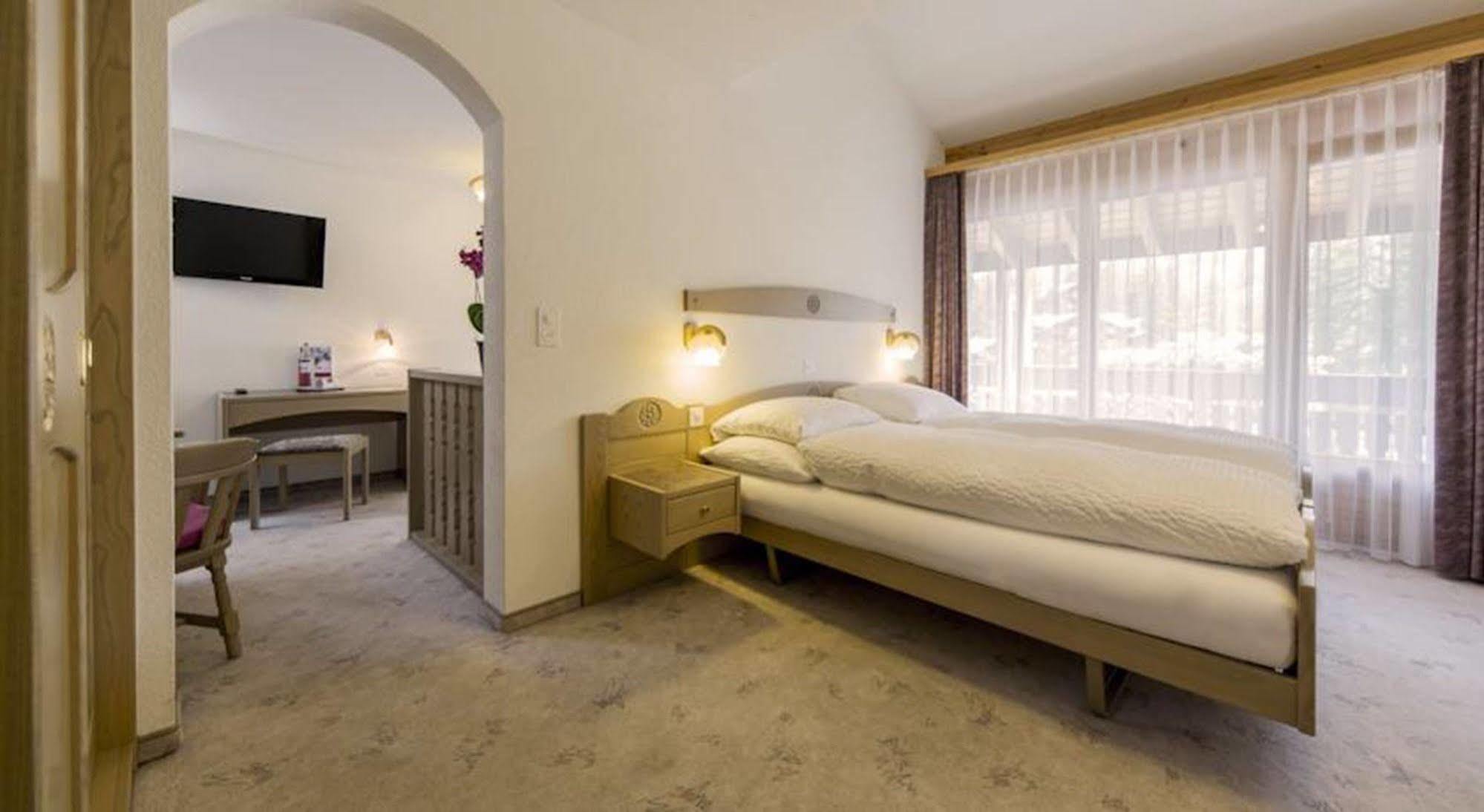 Hotel Restaurant Gabriel ชกูอล ภายนอก รูปภาพ