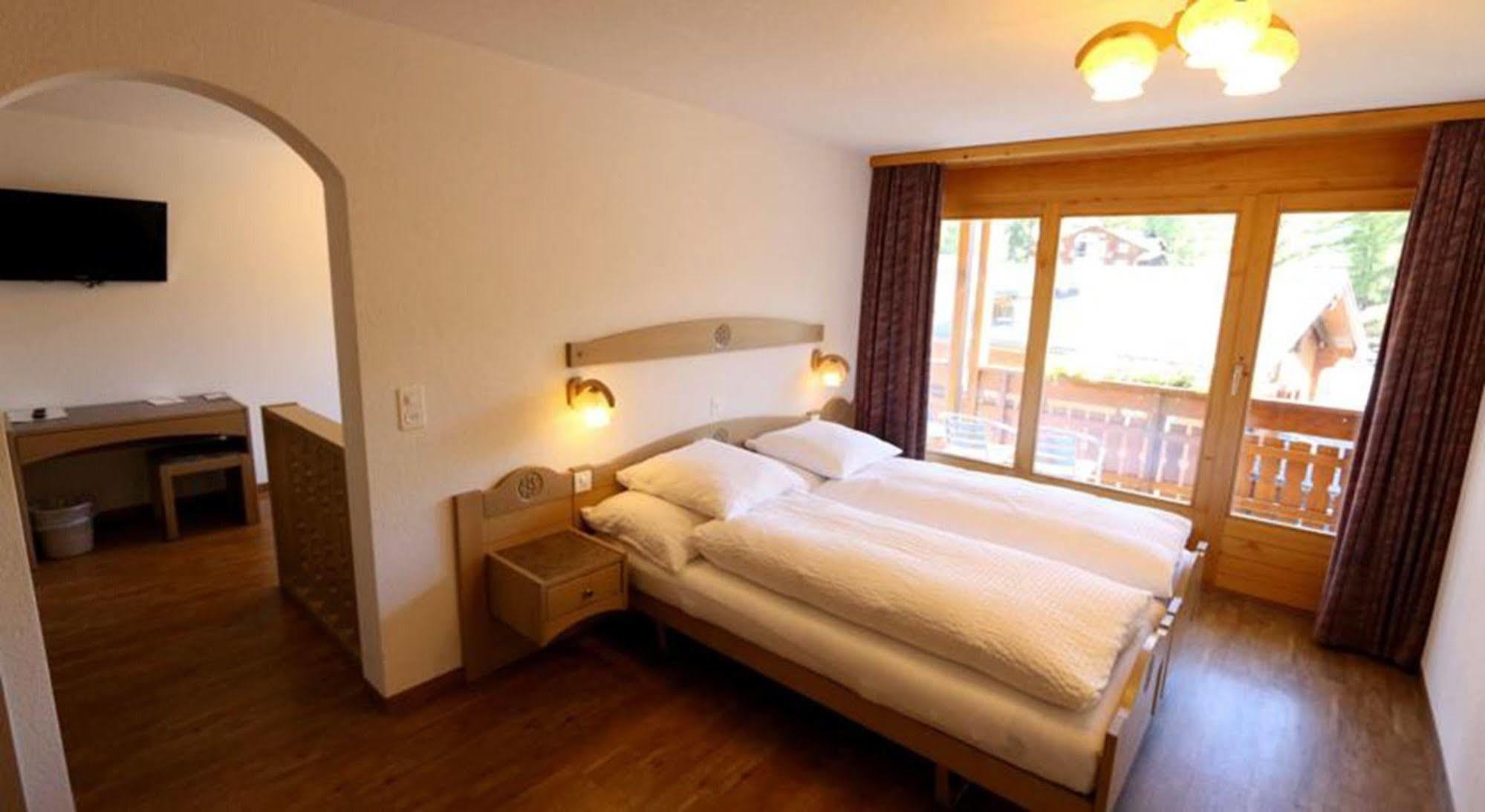 Hotel Restaurant Gabriel ชกูอล ภายนอก รูปภาพ